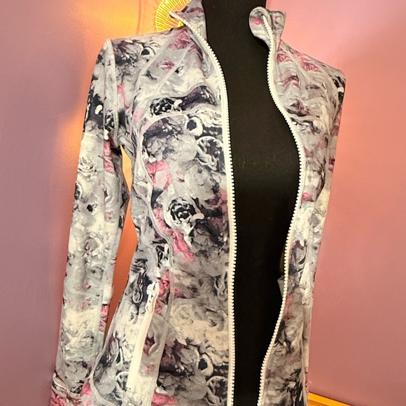New w/o tags LuLu Women's full zip define Jacket.
Still in stores. - Picture 5 of 10